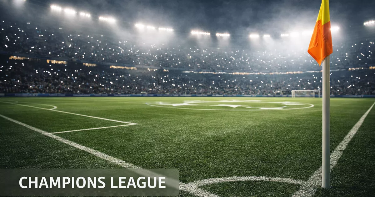 Campo de fútbol iluminado de noche para un partido de Champions League con césped impecable