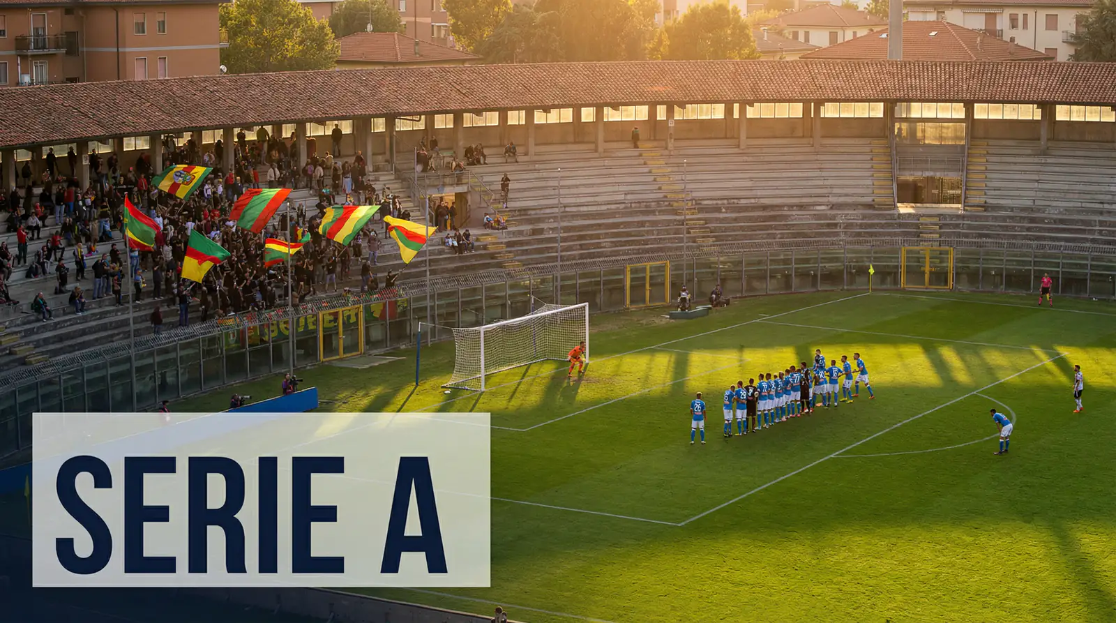 Estadio de fútbol italiano con arquitectura clásica durante un partido de Serie A al atardecer